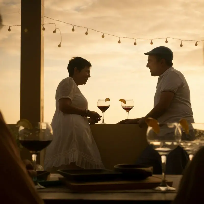 Couple-drinking-wine-in-Italy
