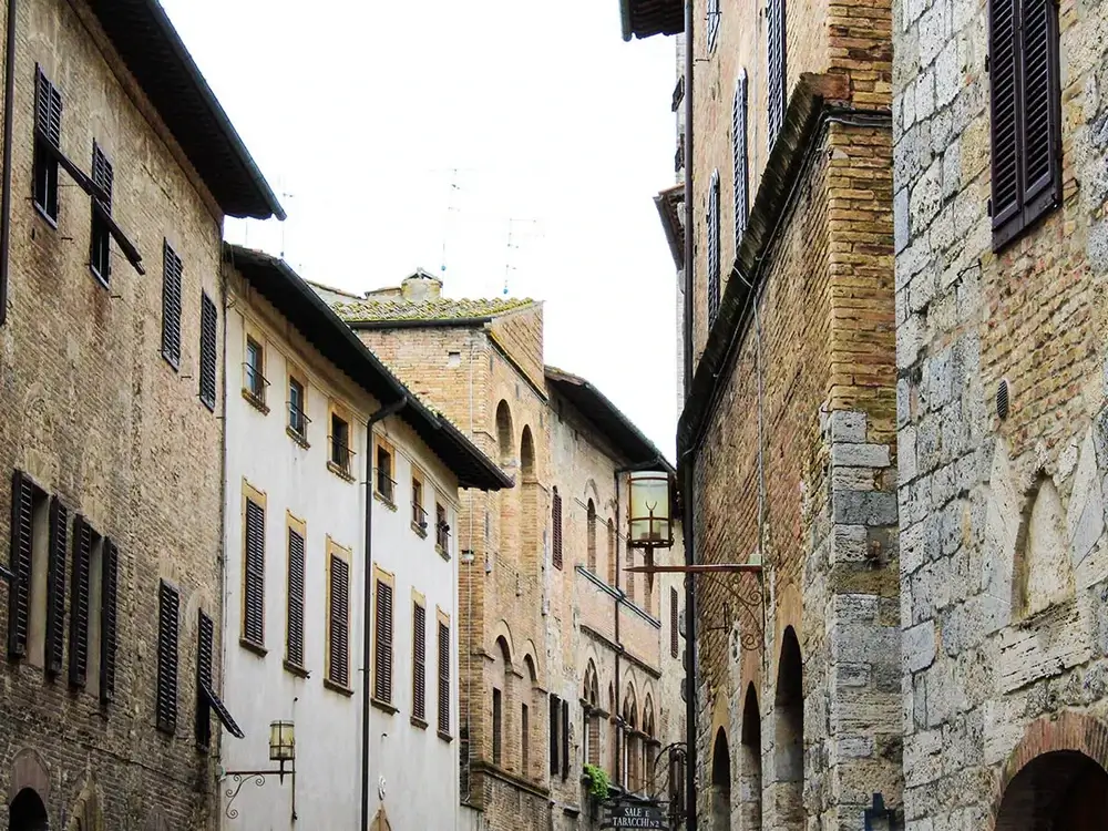 Galiwonders-Italy-Via-Francigena-Lucca-to-Siena-03-Cosy-streets-of-Italian-town-seen-on-self-guided-Via-Francigena-tour-in-Italy-from-Lucca